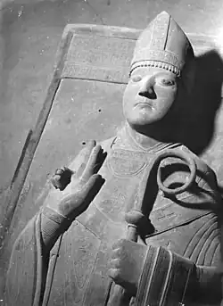 Detalle de la tumba cúbica y estrictamente estilizada del arzobispo Friedrich von Wettin († 1152) procedente de una fundición de Magdeburgo