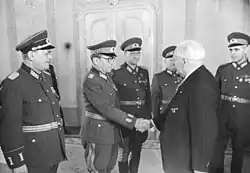 Pieck reunido con varios officiales del Ejército Popular Nacional (1957).