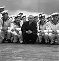Hồ Chí Minh, Presidente de la República Democrática de Vietnam, junto a marinos de la Armada Popular durante su visita a la isla de Riems (28-7-1957).
