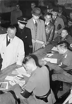 Ciudadanos alemanes de todo el Reich alistandose en los cantones de reclutamiento del Volkssturm, octubre de 1944.