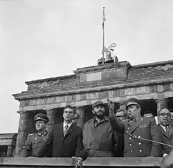 El líder de la revolución cubana Fidel Castro, inicialmente populista que evolucionó al comunismo, en la tribuna de un acto en Berlín Oriental en 1972, con dirigentes de la República Democrática Alemana.