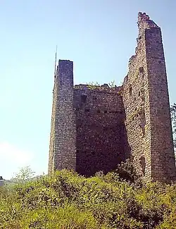 Bergfried del castillo de Vilsegg (Tirol). Los agujeros de viga indican donde estaban los pisos.