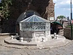 Fuente de ablución en el patio