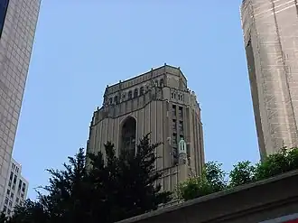 Los últimos pisos, vistos desde la Sexta Avenida.