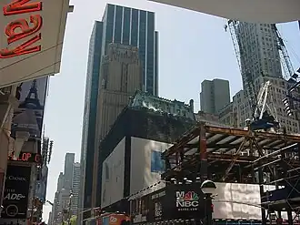 Vista desde Times Square. Detrás, el 1095 Avenue of the Americas.