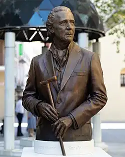 Monumento dedicado a Antonio Gala, ubicado en el Boulevard Gran Capitán de Córdoba (España). Obra del escultor César Orrico. Realizado en bronce fundido con pedestal de piedra, el monumento fue inaugurado el 13 de junio de 2024.
