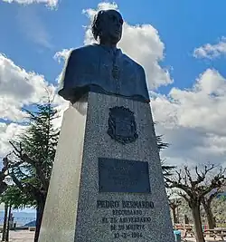 Busto de Arturo Duperier en el parque del Rollo, en Pedro Bernardo. El busto se encuentra sobre un monolito de piedra con el escudo del pueblo y dos inscripciones: en la primera, "Al sabio Don Arturo Duperier Vallesa, físico e investigador de los rayos cósmicos. Su pueblo natal. 1961"; la segunda, "Pedro Bernardo recordando el 25 aniversario de su muerte, 10-2-1984"