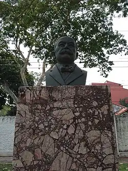 Busto de René Moreno en la alameda Potosí, cerca del parque urbano de Santa Cruz, Bolivia.