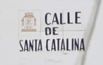 Algunas calles conservan el escudo laureado sobre fondo blanco.