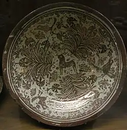 Plato ataifor de mayólica de Manises (siglo XVIII). Castello Sforzesco de Milán.