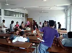 Varios jóvenes en un aula