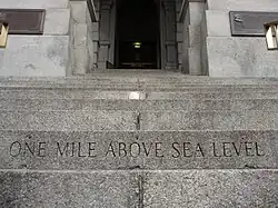 Escalones indicando "Una milla por encima del nivel del mar"