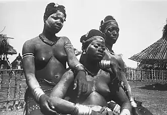 (COLECCIÓN MUSEO TROPEN) Tres jóvenes Kran en Tobli después del período de iniciación