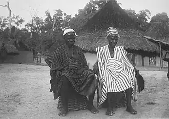 (COLECCIÓN MUSEO TROPEN) Curanderos vestidos con kaftanes de jefes