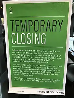 Un letrero de una cadena de cafetería en Oconomowoc indica que el negocio ha cerrado, que sus operaciones de fabricación no se verán afectadas y que los empleados seguirán siendo remunerados (la fecha de cierre del se ha extendido hasta el final de la orden de inmovilización).