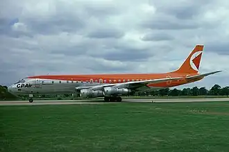 Douglas DC-8-55CF-Jet en el aeropuerto Gatwick en Londres (1977)