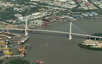 El puente de Phu My, muy cerca de la conflunecia con el Nha Bè
