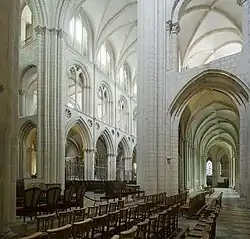 El alzado de tres niveles y el deambulatorio gótico