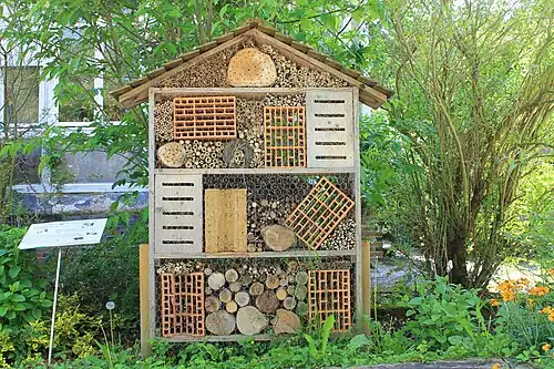 Hôtel à insectes en el Jardin des Plantes de Caen.