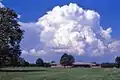 Cumulus congestus sobre Museo Cahokia Mounds en Collinsville, Illinois.
