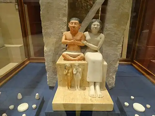 El enano Seneb con su esposa (2400-2500 a. C)