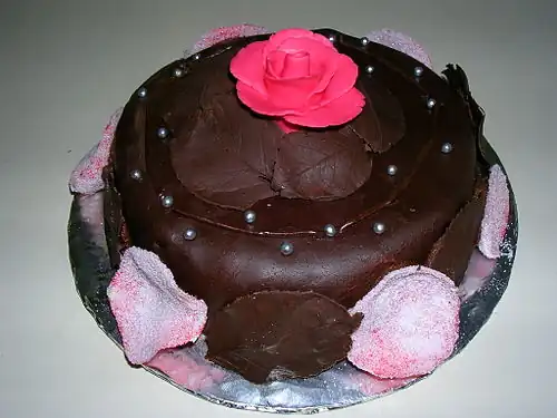 Pastel cubierto con fondant envuelto en chocolate.