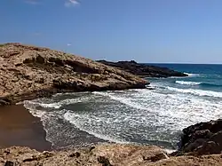 Cala dorada en el sector oriental del parque.