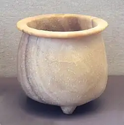 Vaso trípode de calcita, Éufrates medio, probablemente de Tell Buqras, 6000 a. C., Museo del Louvre AO 31551.