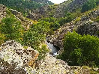 Calderas del río Cambrones (Trescasas, Segovia), un ejemplo de formación de origen fluvioglaciar como marmita de gigante originada por la erosión de grava o pequeñas piedras en constante movimiento circular por la fuerza del agua