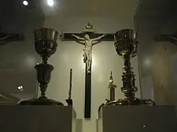 Cálices, portapaces y Crucificado de marfil (siglo XVII).