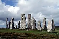 Piedras de Callanish, un crómlech rodeando un cairn y varias avenidas flanqueadas por piedras.