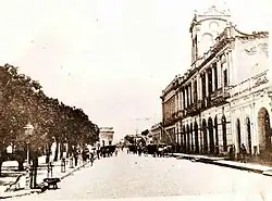 La fachada histórica sobre calle Libertad.