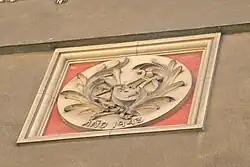 Plafón de obra y cerámica indicando la fecha de rehabilitación.