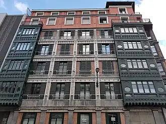 Fachada en la Calle del Canciller Ayala