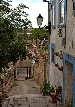 Calle que baja desde la Iglesia en Cardeñalijo