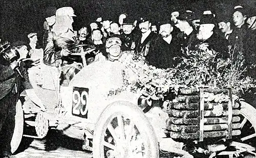 Camille du Gast, con su coche cubierto de flores, a su llegada nocturna a Burdeos