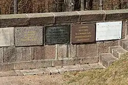 Cinco placas de piedra instaladas una tras otra.