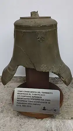 Campana dañada en los seísmos.