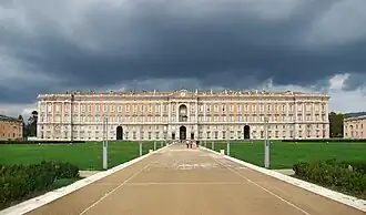 Palacio de Caserta (1752-1774) de Luigi Vanvitelli para el rey Carlos VII para ser centro administrativo y cortesano del nuevo Reino de Nápoles