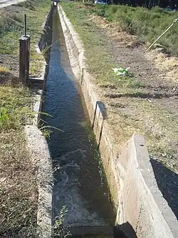 "Acequia", equipamiento proveedor de agua en ámbitos agro-productivos.