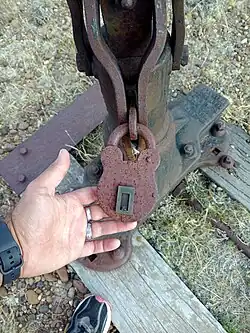 Candado ferroviario antiguo protegiendo el desvío.