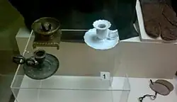 Candelabros y sellos de puerta.