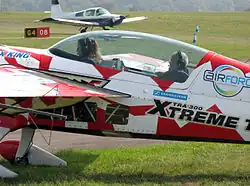 La cubierta aerodinámica de un avión ligero acrobático Extra 300