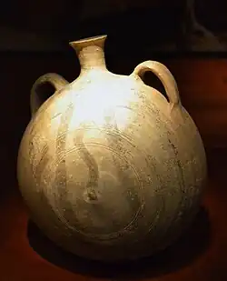 Cantimplora decorada con óxido de manganeso (ss. XI-XIII). Museo de historia de Valencia.