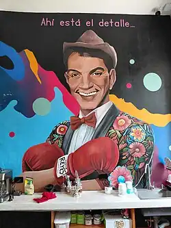 Mural de Cantinflas con su frase icónica "ahi está el detalle"