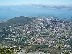 Ciudad del cabo, Signal Hill, bahía de la Mesa y Robben Island vistas desde la estación de cable superior del teleférico de la Montaña de la Mesa.