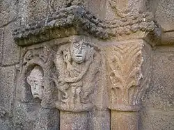 Figuras antropomorfas en los capiteles de la capilla de Granjinha.