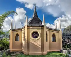 Vista frontal de la capilla