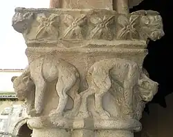 Inquietantes felinos con patas de cabra.