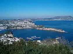 El puerto de Miseno se encontraba en un cráter volcánico anterior , inundado por el mar Tirreno.